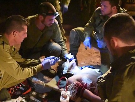 טיפול בפצועים סורים (צילום: דובר צה