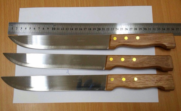 הסכינים שנמצאו על גופם