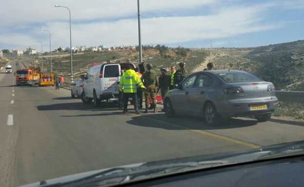 זירת האירוע בכביש עוקף חוסאן (צילום: שמואל ברנשטיין)