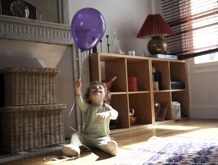 ילד עם בלון (צילום: אימג'בנק / Thinkstock)
