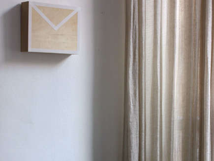 מגירות, תיבת דואר על הקיר (3) (צילום: אפרת יפה)