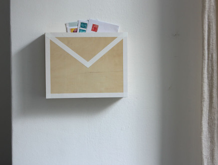 מגירות, תיבת דואר על הקיר (4) (צילום: אפרת יפה)