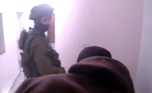 מעצר המחבל בביתו (צילום: דובר צה"ל)
