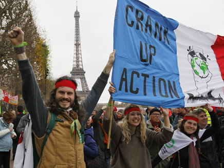 מפגינים בפריז (צילום: רויטרס)