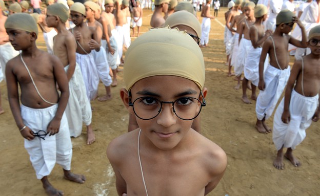 3.12 מחווה לגנדי (צילום: אימג'בנק/AFP)