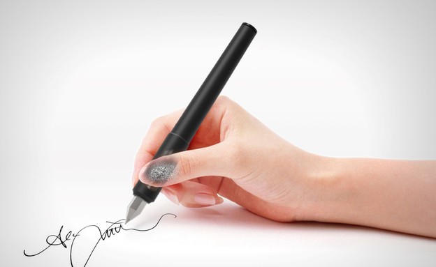 החמישייה 15.12, עט עם טביעת אצבע (צילום: Jihoon Suh)