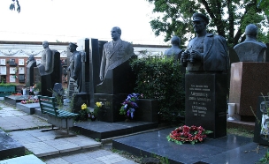 מצבות גנרלים בבית הקברות נובודויצ'י במוסקבה (צילום: Bernt Rostad, Flickr)