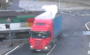 נהג משאית צ'כי עם הרבה יותר מזל משכל (צילום: מצלמות אבטחה)