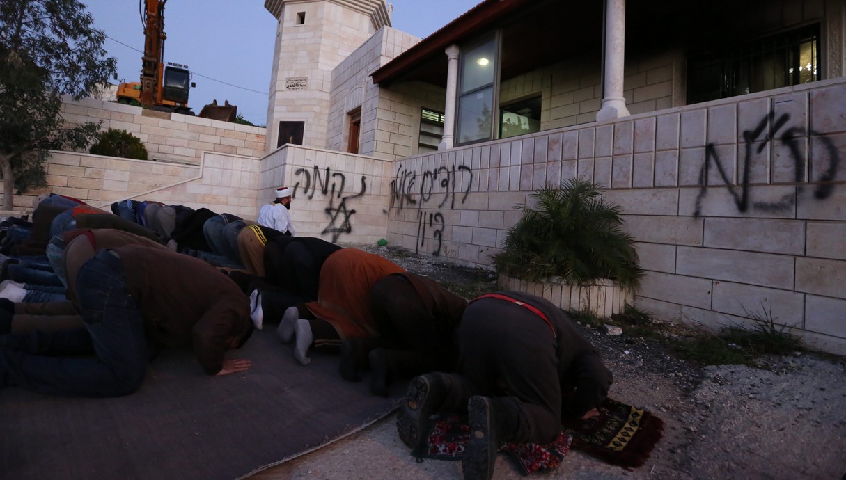 פלסטינים מתפללים מחוץ למסגד,25.2