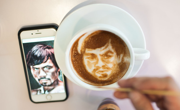 23.4 אמן פיליפיני מצייר בכוס קפה (צילום: Dondi Tawatao, GettyImages IL)