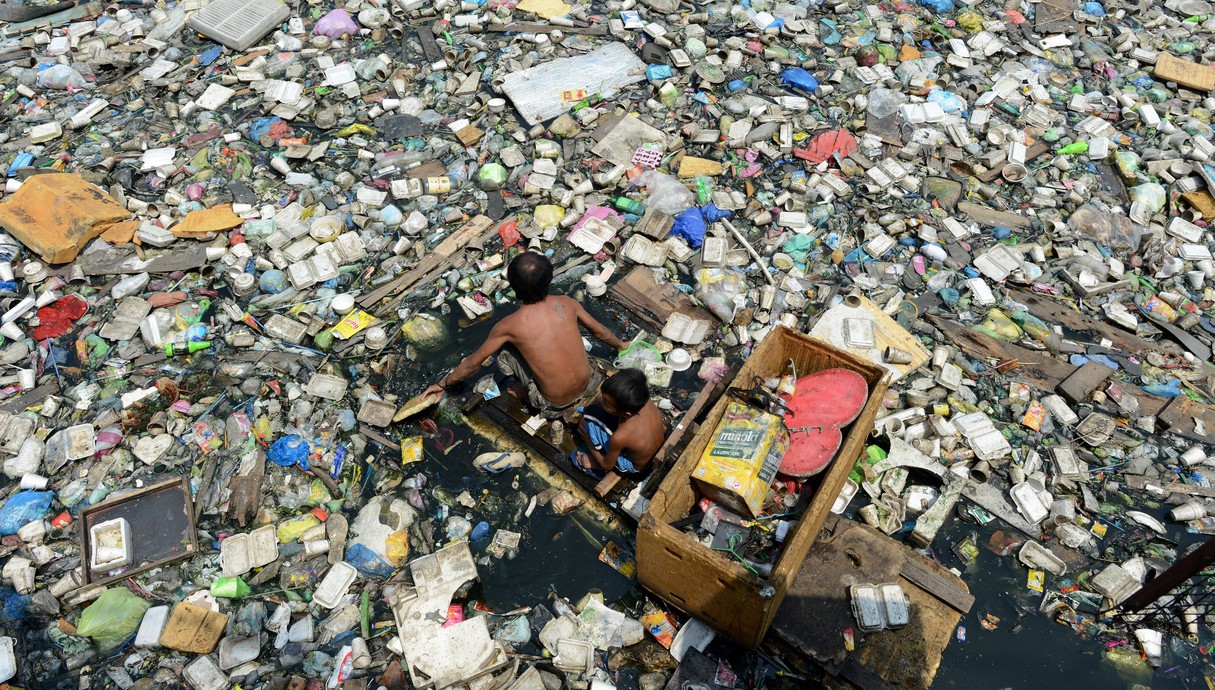 אב ובנו אוספים פלסטיק בפיליפינים