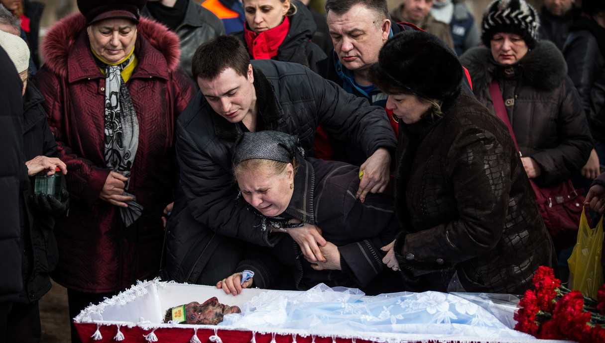 6.3 אישה אוקראינית מתאבלת על בנה