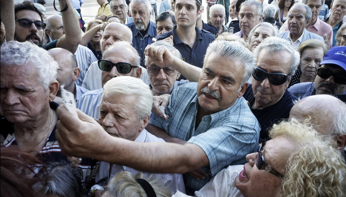 1.7 יוונים מחכים מחוץ  לבנק
