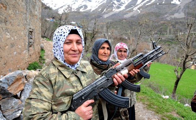 5.4 נשים מבוגרות מאבטחות את הכפר שלהן, טורקיה (צילום: Anadolu Agency, GettyImages IL)