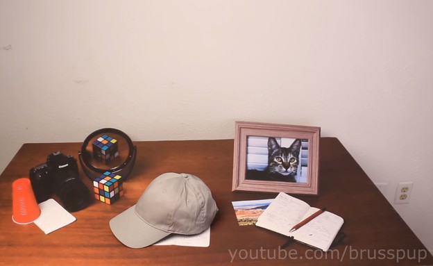 חפצים מודפסים על שולחן (צילום: Brusspup, YouTube)