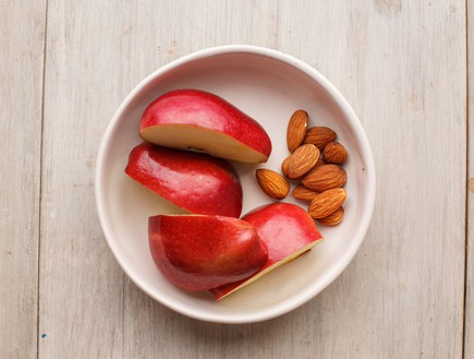 אתגר האוכל הבריא תפוח ושקדים (צילום: חיים יוסף, mako אוכל)