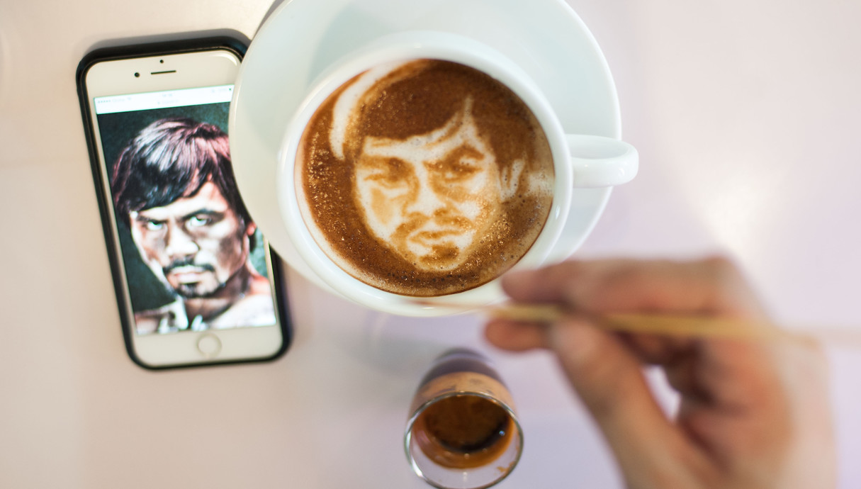 23.4 אמן פיליפיני מצייר בכוס קפה