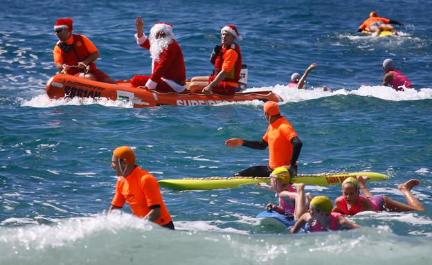 אוסטרליה: גולשים - על רוח החגים (צילום: רויטרס)