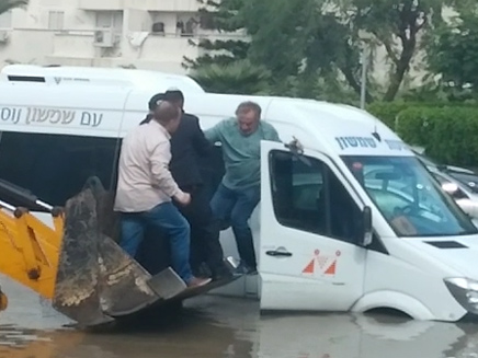 טרקטורים מסייעם בחילוץ (צילום: גל חזיזה, אשקלונט)