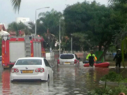 כבאים משתתפים בחילוץ נהגים (צילום: הילה מור יוסף)