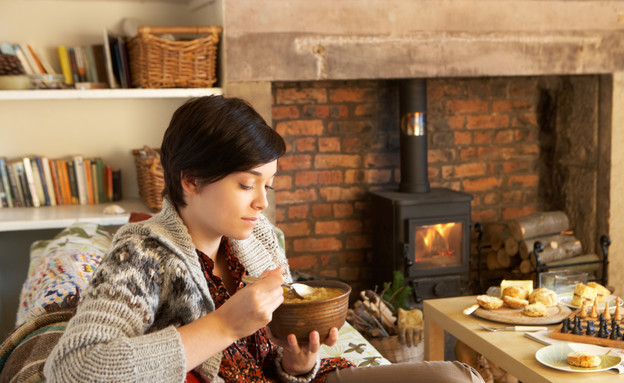 טריקים לחורף, אישה אוכלת מרק בחורף (צילום: Tracy Fowler, Thinkstock)