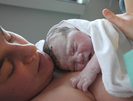 אמא אחרי לידה עם תינוק בן יומו (צילום: ויקיפדיה)