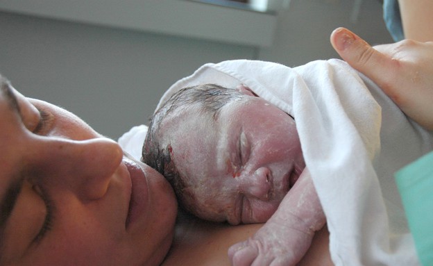 אמא אחרי לידה עם תינוק בן יומו (צילום: ויקיפדיה)