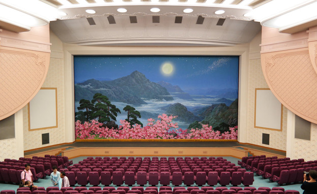 צפון קוריאה, התיאטרון הלאומי.  (צילום: Oliver Wainwright)