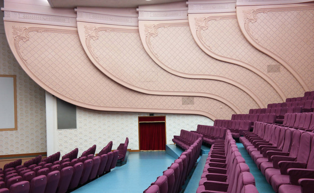 צפון קוריאה, כיסאות באולם התיאטרון הלאומי. (צילום: Oliver Wainwright)