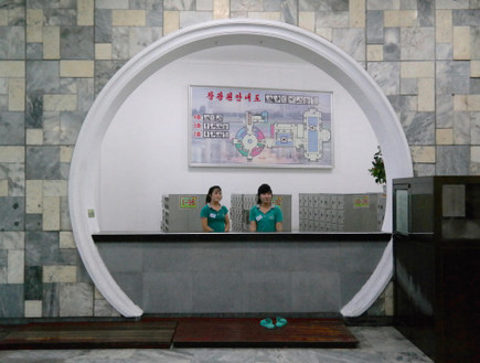 צפון קוריאה, קבלה במתחם בריאות.  (צילום: Oliver Wainwright)