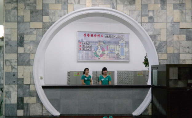 צפון קוריאה, קבלה במתחם בריאות.  (צילום: Oliver Wainwright)