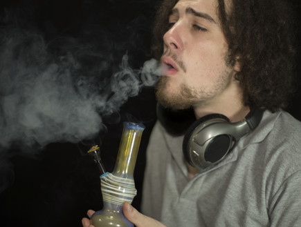 גבר מעשן באנג (צילום: אימג'בנק / Thinkstock)