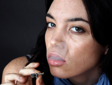 אישה מעשנת ג'וינט (צילום: John Sommer, Istock) אישה מעשנת ג'וינט (צילום: John Sommer, Istock)