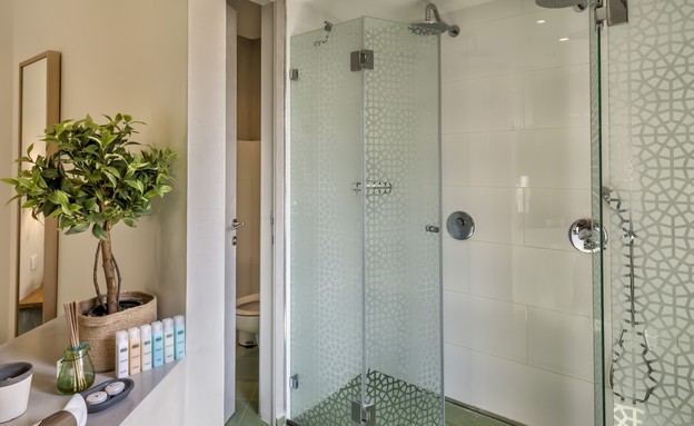 מקלחת במלון מרגוזה  (צילום: איציק בינונסקי)