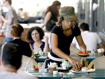 נערה ממלצרת בנמל תל אביב (צילום: משה שי לפלאש 90)