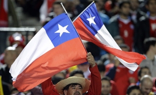 אוהד נבחרת צ'ילה מניף דגל במשחק מול אורוגוואי בקופה אמריקה, 2015 (צילום: ap)