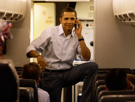 ברק אובמה מדבר בסלולרי על מטוס (צילום: Mark Wilson, GettyImages IL)