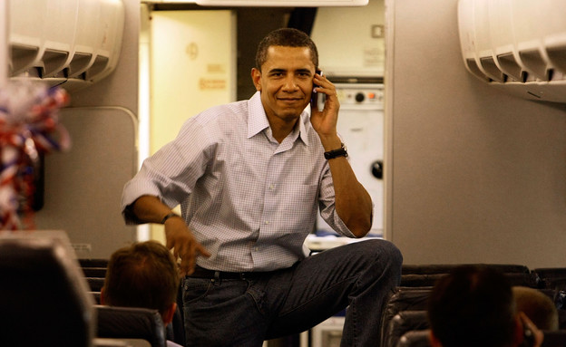 ברק אובמה מדבר בסלולרי על מטוס (צילום: Mark Wilson, GettyImages IL)