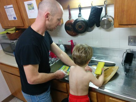אבא וניצן שוטפים כלים