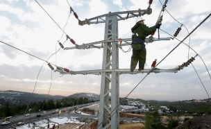 עובד חברת חשמל (צילום: יוסי וייס, דוברות חברת החשמל)