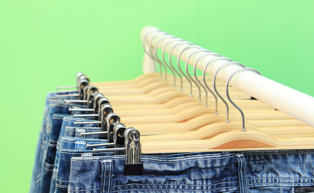 דרישות ניקיון, ג'ינסים על קולבים (צילום: foto76, Thinkstock)