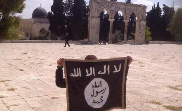 דגל דאע"ש מונף בהר הבית (צילום: twitter)