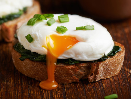 ביצה עלומה ותרד (צילום: Shutterstock)