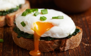 ביצה עלומה ותרד (צילום: Shutterstock)