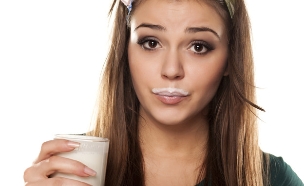 אישה עם חלב (צילום: Shutterstock)