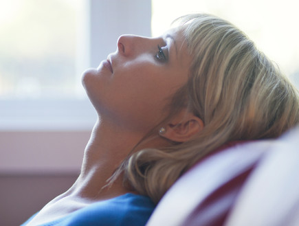 אישה דואגת (צילום: Shutterstock)