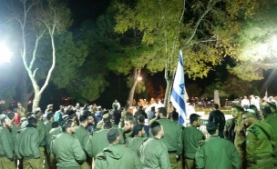 חיילים בהלוויה בהר הרצל, לפנות בוקר (צילום: עמית ולדמן)