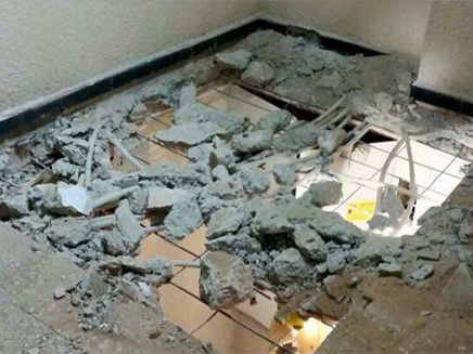 חורים ברצפה במבנה רעוע ומסוכן (צילום: דיירת הבניין)