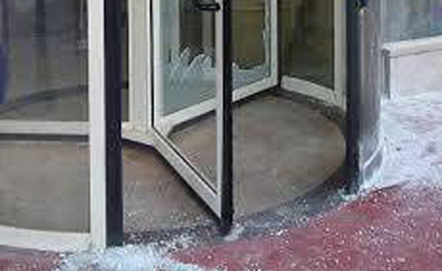 קליעים פגעו בדלת המלון
