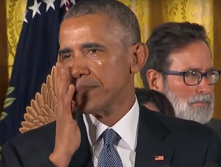 ברק אובמה בוכה בזמן הנאום על רגולציית כלי נשק בארה (צילום: PBS)